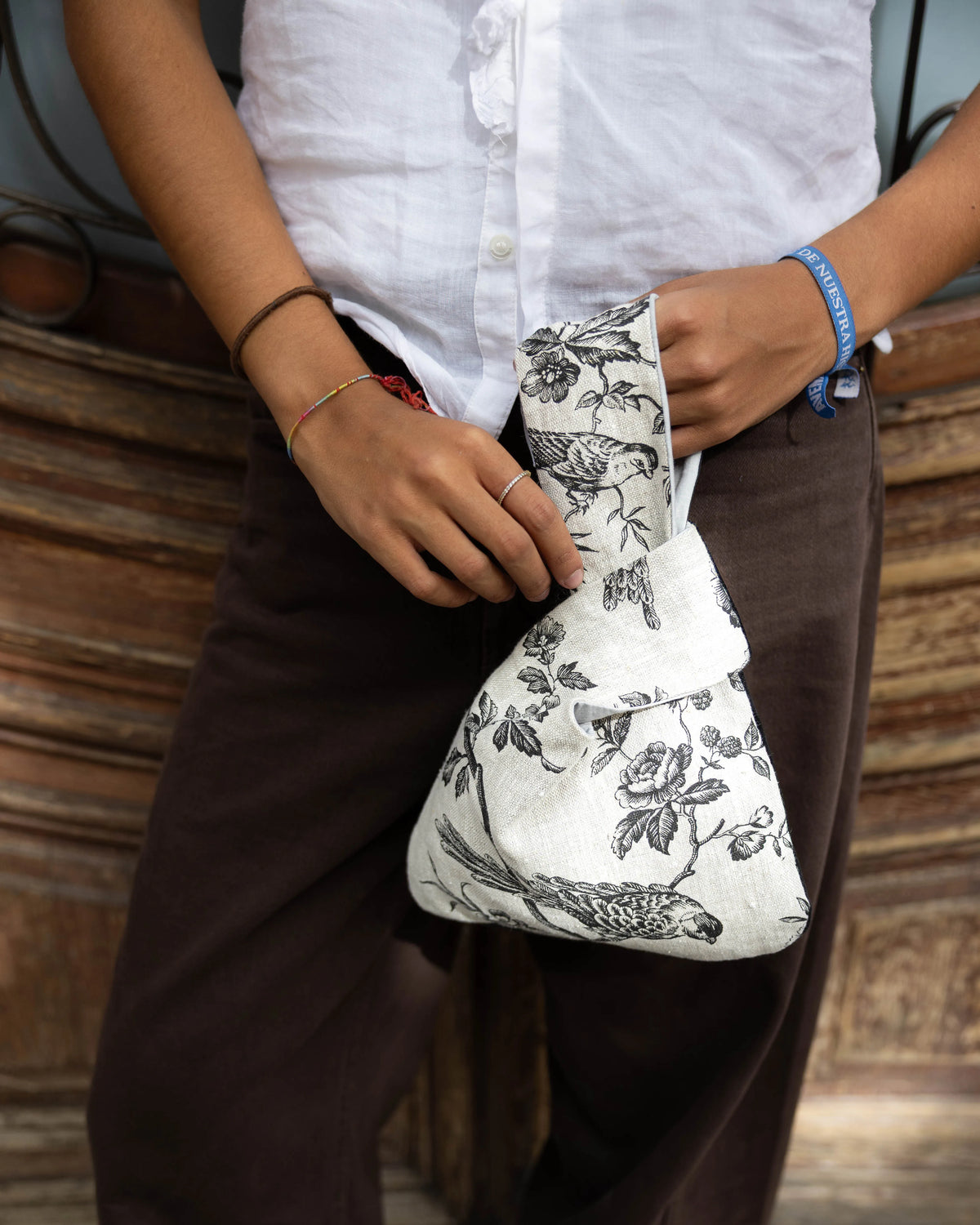 Rustic linen Japanese knot bag in Beige Birds worn by a model