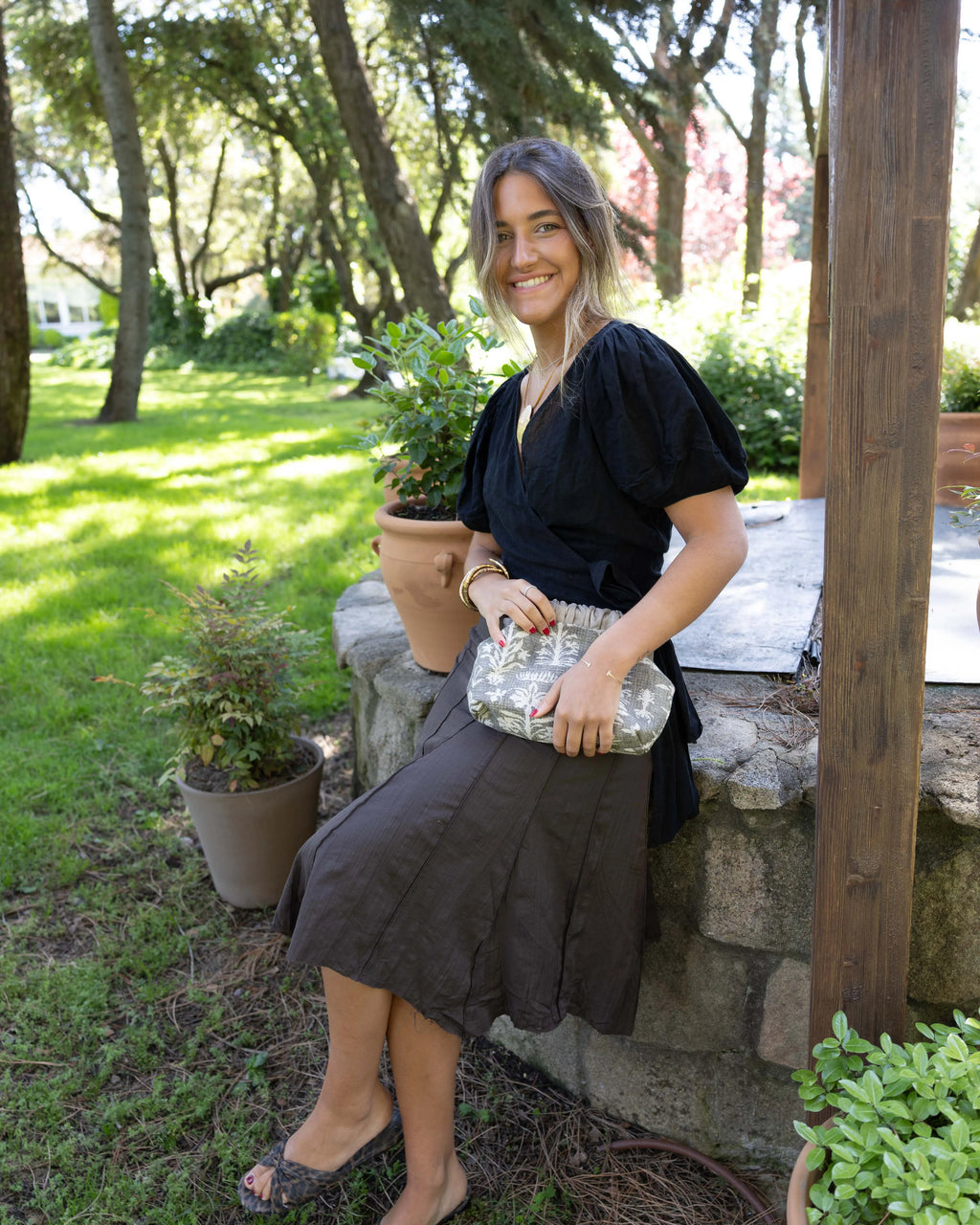 Oviedo Frizzy linen bag in Brown Print worn by a model