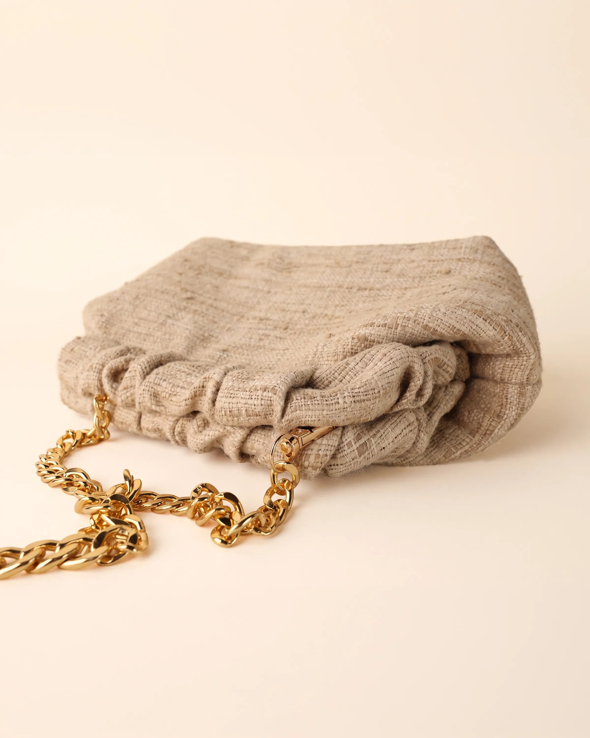 Bolso Oviedo frizzy seda salvaje en beige – foto de producto