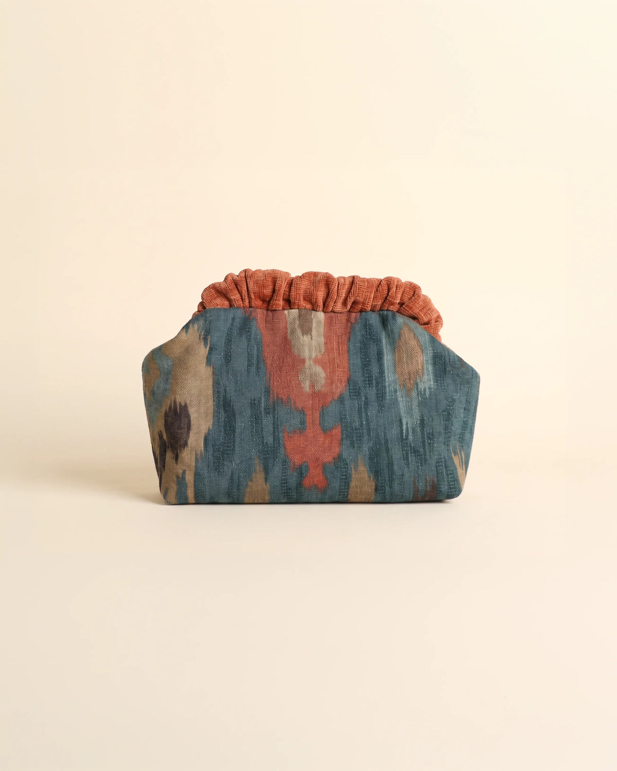 Bolso Oviedo frizzy estampado ikat en tonos azules y teja – foto de producto