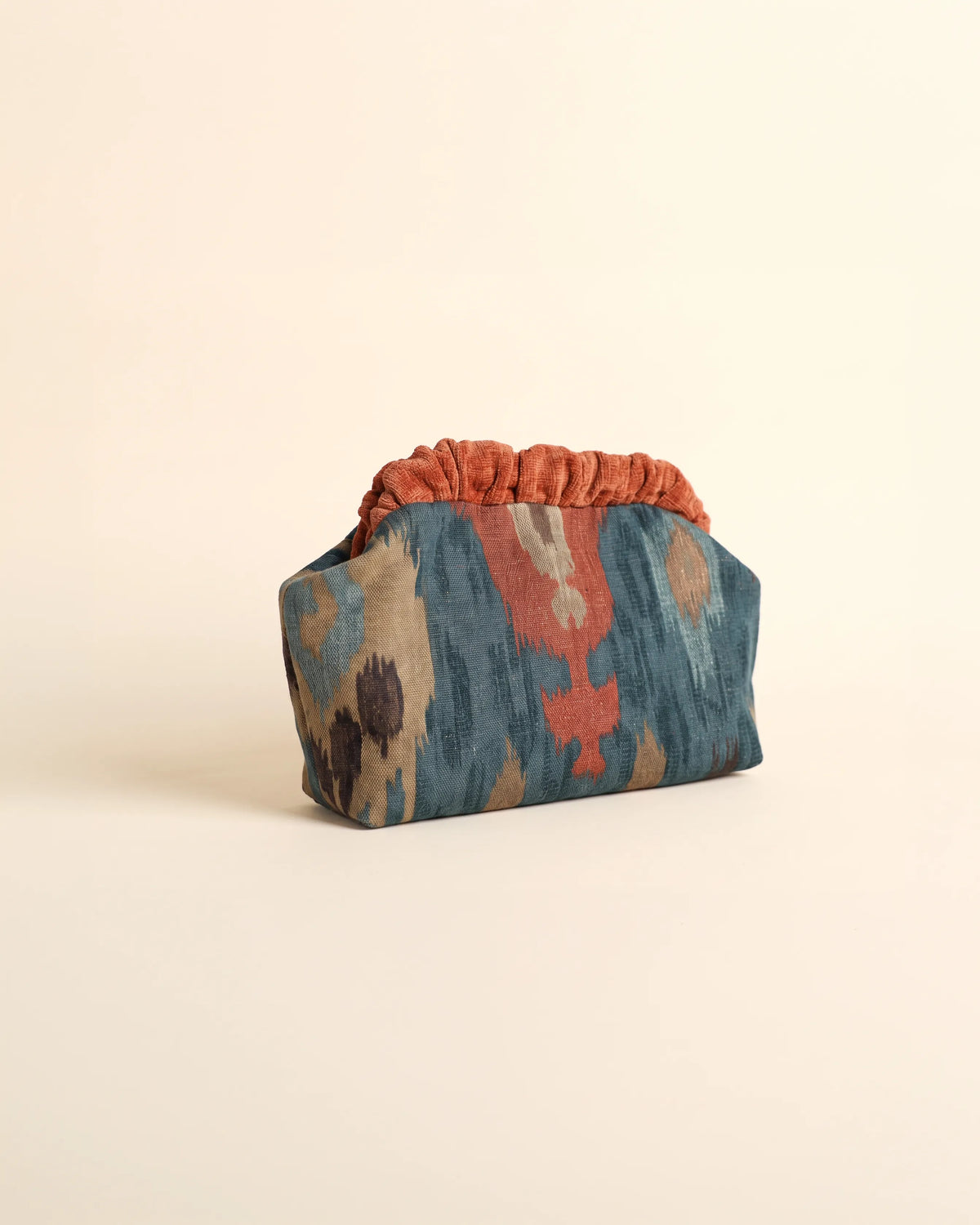 Bolso Oviedo frizzy estampado ikat en tonos azules y teja – foto de producto