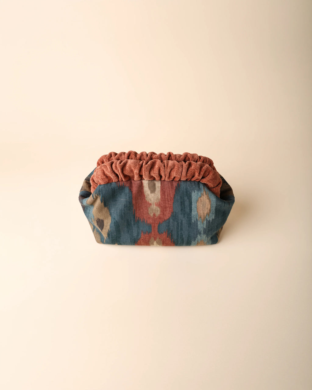 Bolso Oviedo frizzy estampado ikat en tonos azules y teja – foto de producto