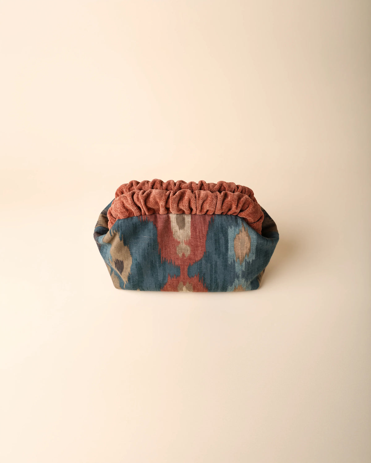 Bolso Oviedo frizzy estampado ikat en tonos azules y teja – foto de producto