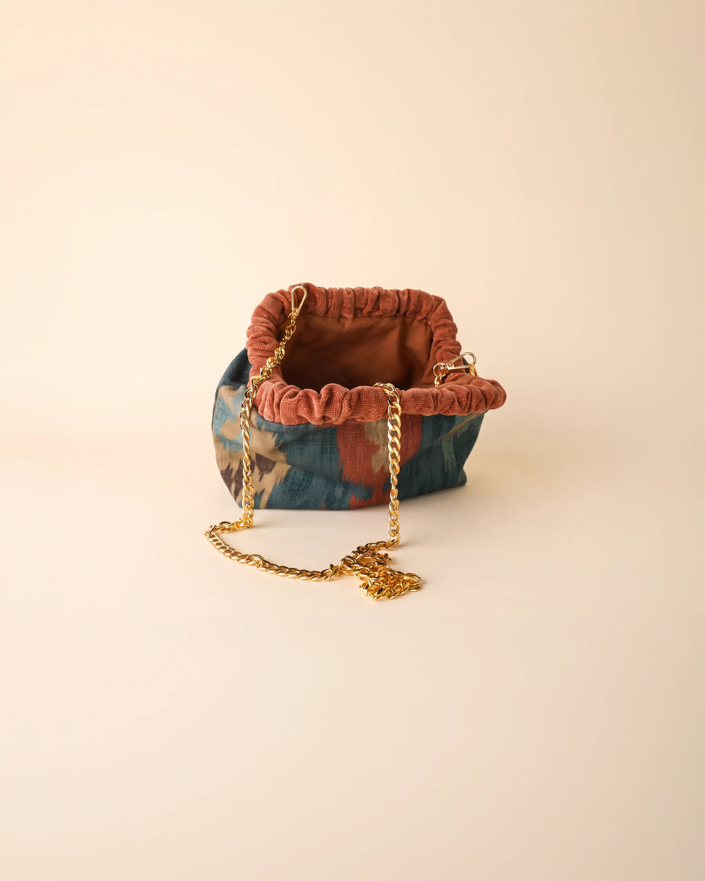 Bolso Oviedo frizzy estampado ikat en tonos azules y teja – foto de producto
