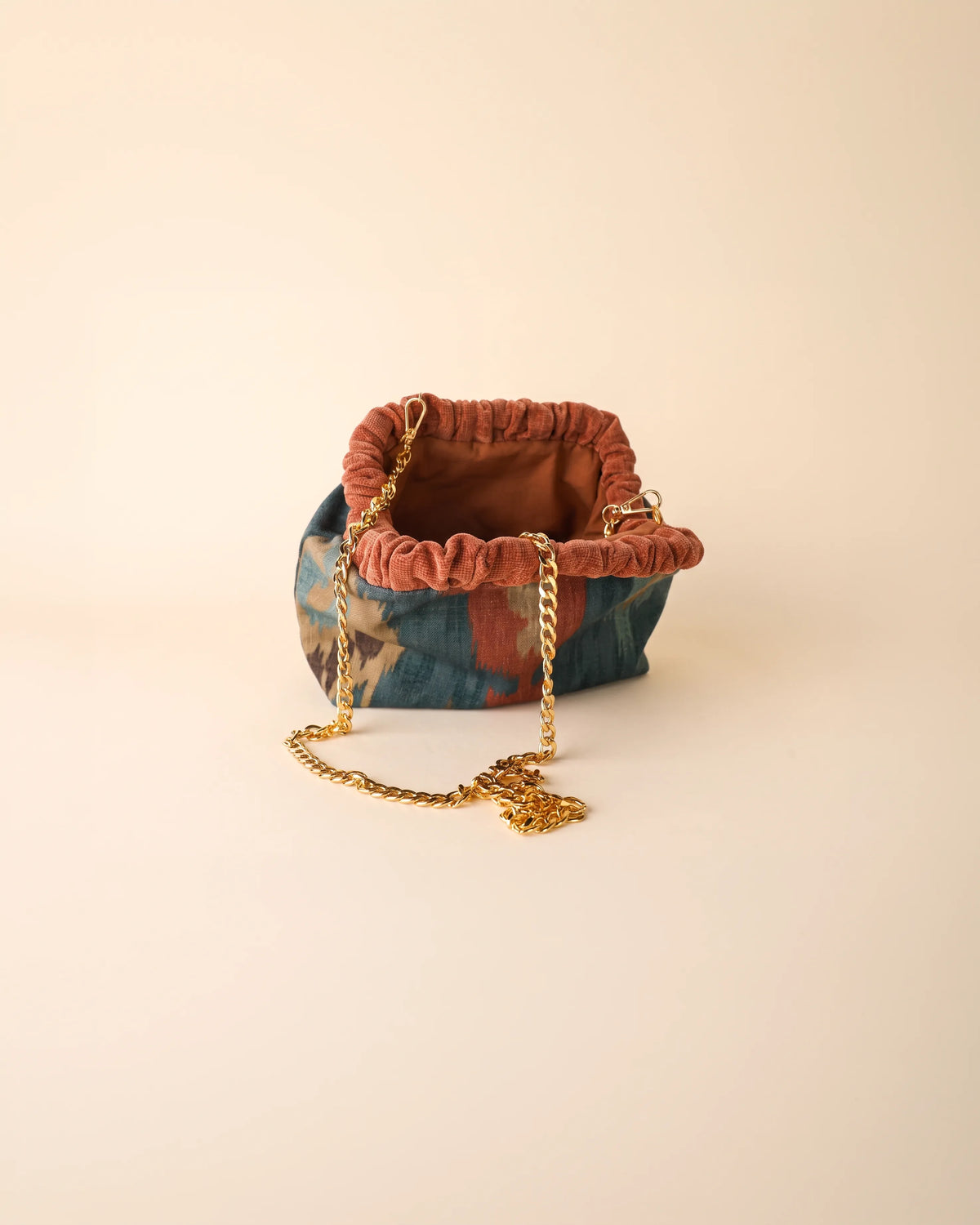 Bolso Oviedo frizzy estampado ikat en tonos azules y teja – foto de producto